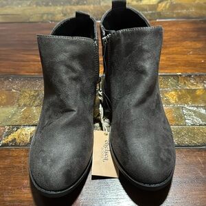 Chelsea Boots dark gray size 8. New with tags zipper size.